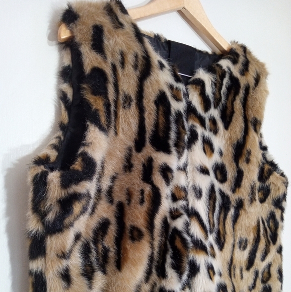 Express Chic Leopard Print Faux Fur Zip Up Vest - Picture 2 of 9